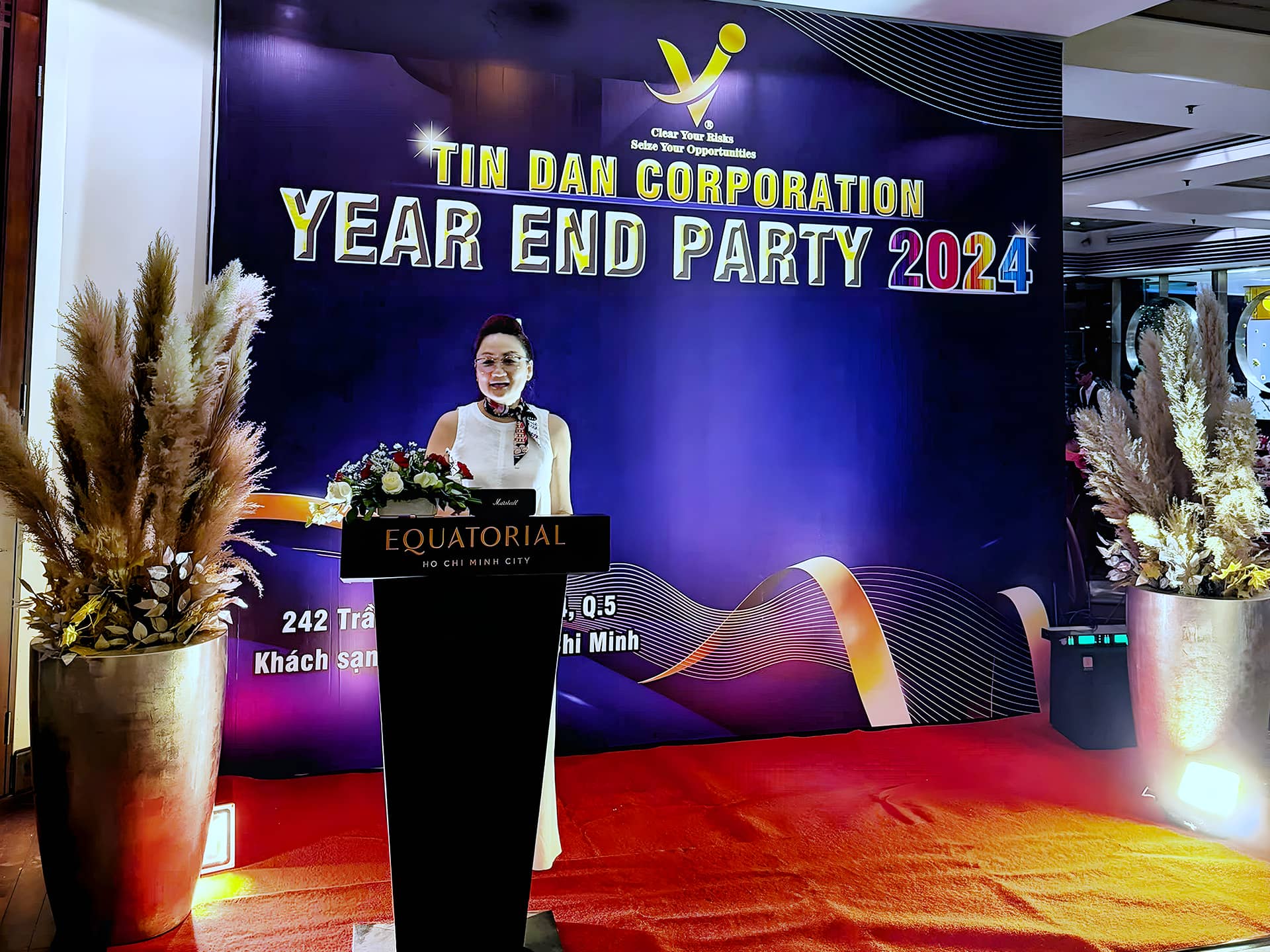 Ms. Violet - Giám đốc Tín Dân với đôi lời phát biểu đầy cảm xúc tại buổi tiệc